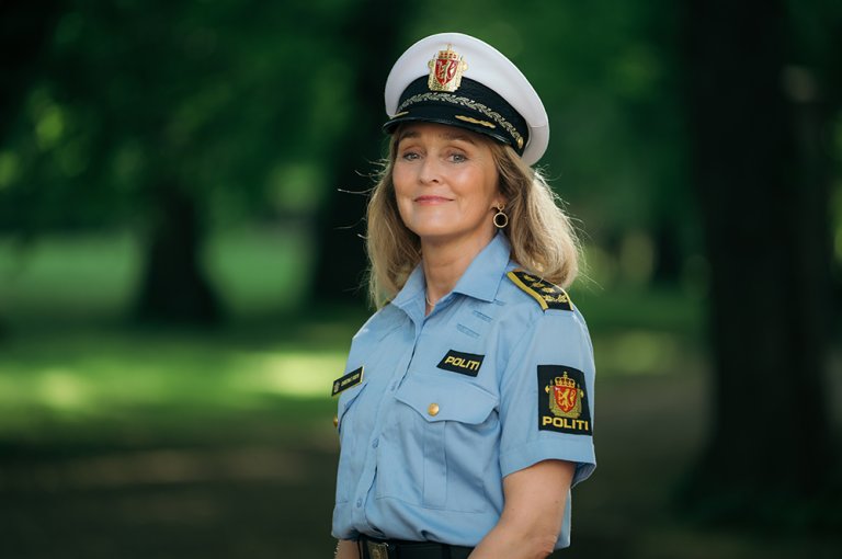 Politikvinne i uniform