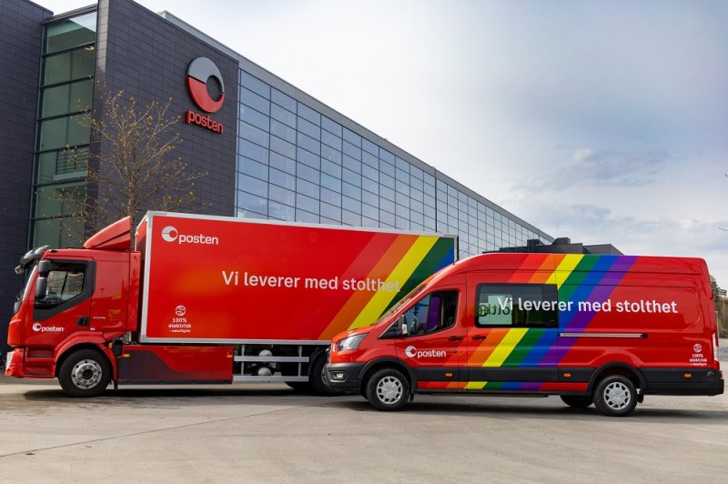 To av Postens elektriske biler, dekorert med Pride-flagg og ordene "Vi leverer med stolthet".