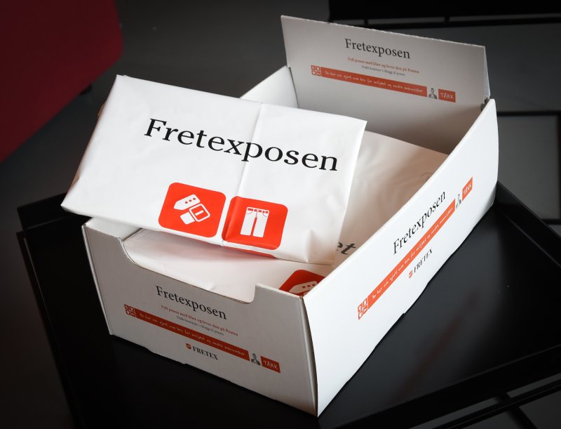 En åpnet eske med tomme Fretexposer
