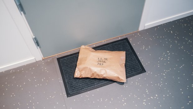 Norgespakke™ 0–5 kg placed on the doormat outside a door.