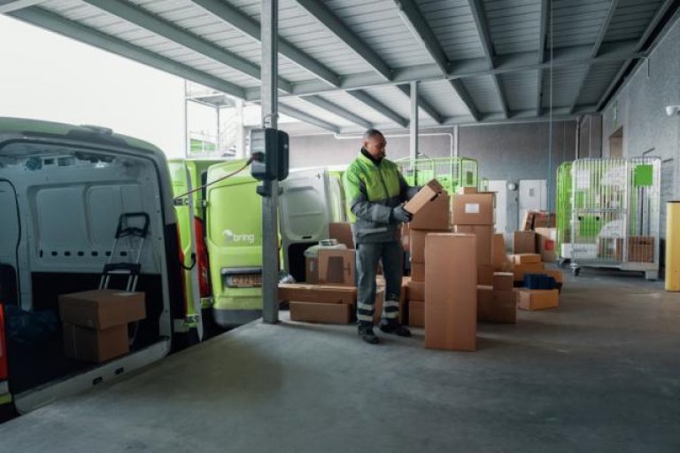 loading-packages-on-bring-vehicle