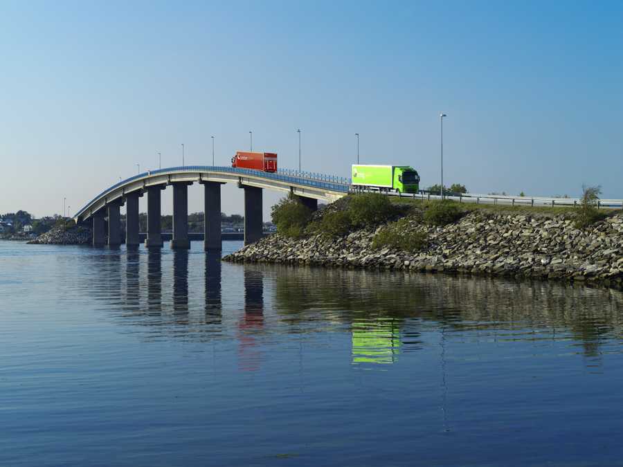 Posten and Bring trucks in a bridge.