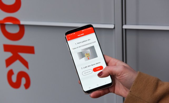 Posten-appen på mobil foran en Pakkeboks