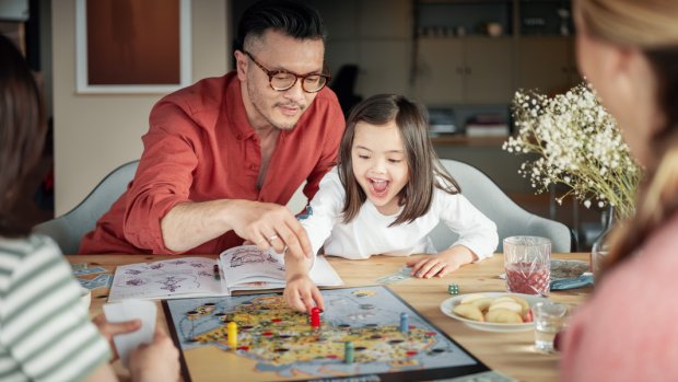 Familie spiller brettspill
