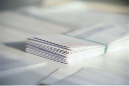 En bunke hvite konvolutter