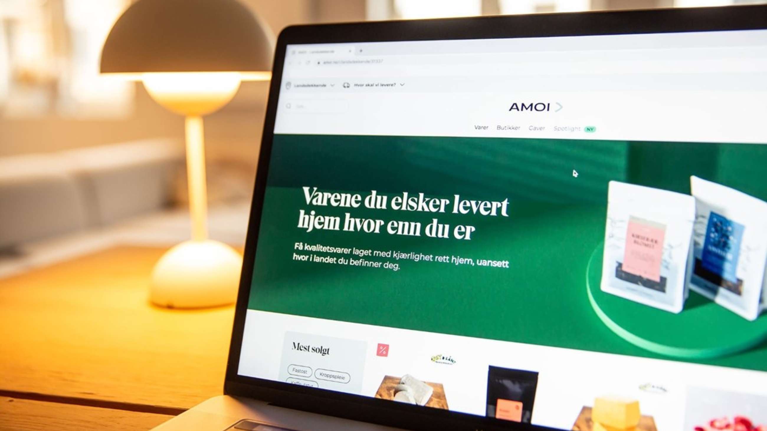 Bærbar PC som viser websiden til AMOI