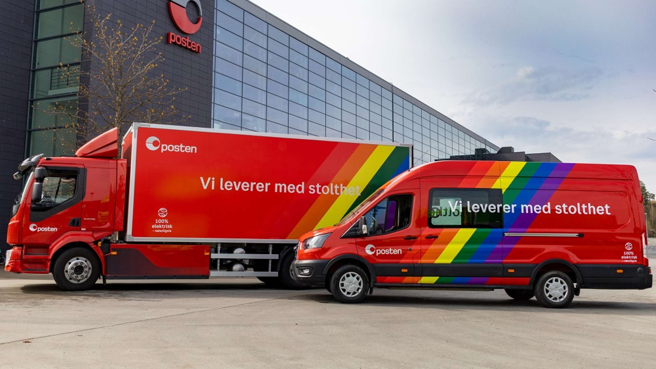 To av Postens elektriske biler, dekorert med Pride-flagg og ordene "Vi leverer med stolthet".