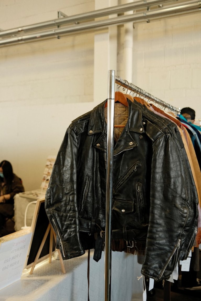 Stativ med vintage skinnjakker