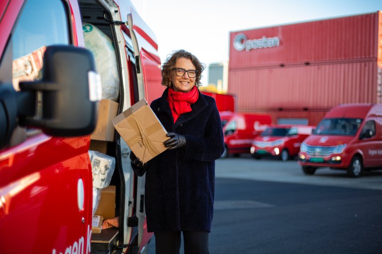 Tone Wille, konsernsjef i Posten, på Filipstad med nye elbiler