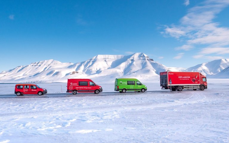 Posten og Brings elbiler i ulike størrelser på Svalbard