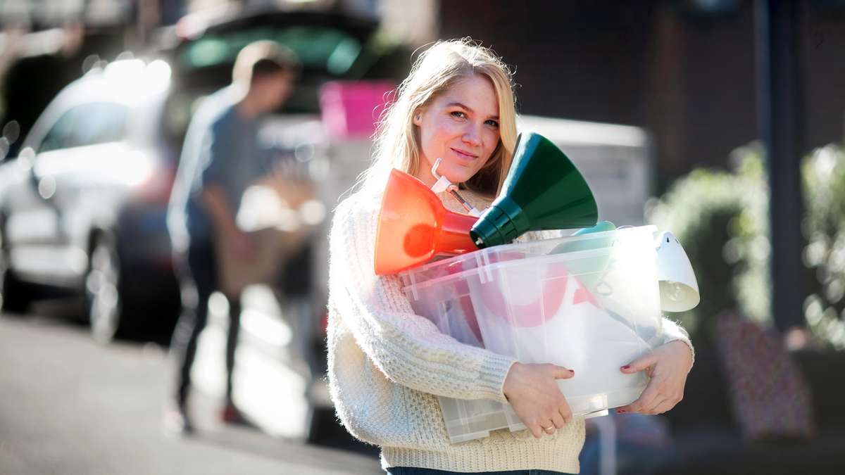 Ung kvinne med flytteeske