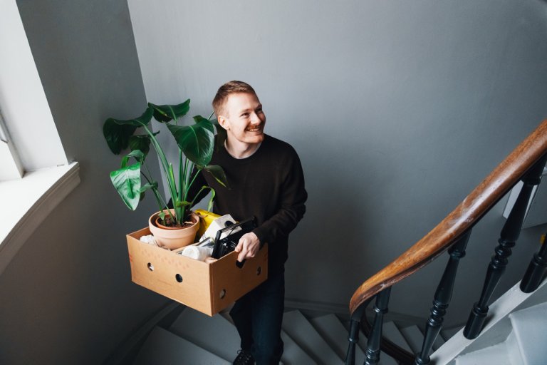 Ung mann med flytteeske