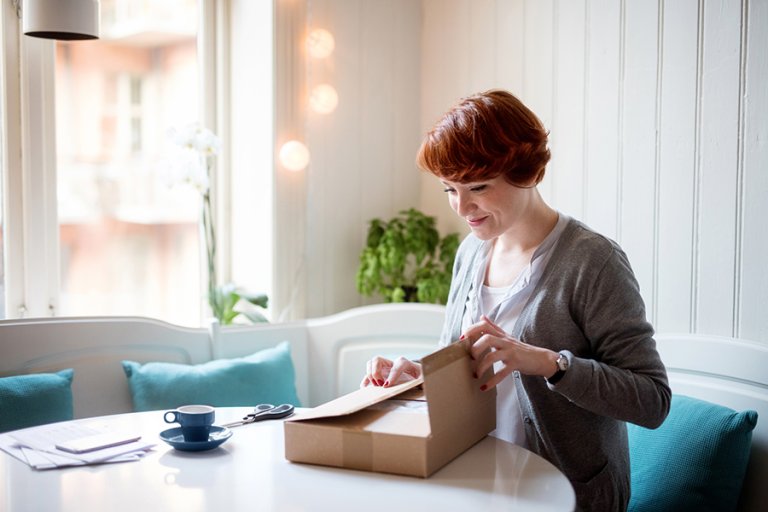 Kvinne pakker inn noe i en eske