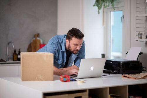 Mann kjøper adresselapp online.