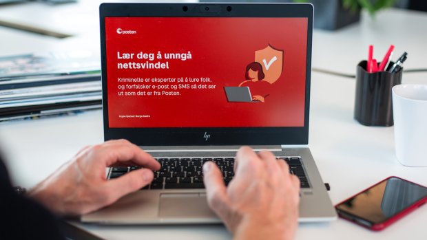 Desktop med tekst om et lynkurs for å lære å unngå nettsvindel, Posten brand.