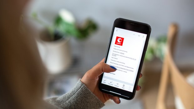 Mobiltelefon som viser en svindelmelding.