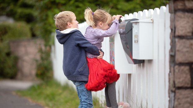To barn som sjekker postkassen