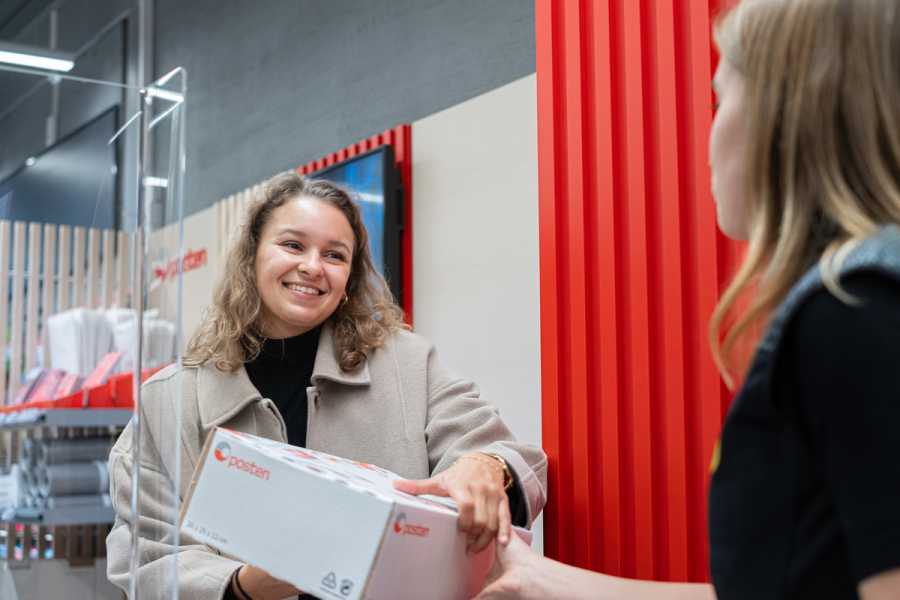 Fornøyd kunde henter pakke