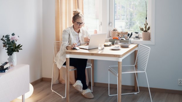 Kvinne jobber på PC