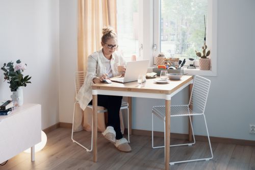 Kvinne jobber på PC