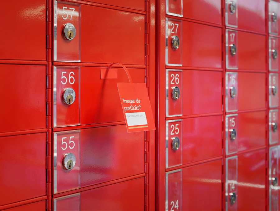 Nærbilde av røde postbokser