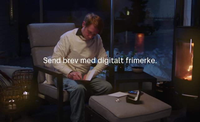Mann skriver julekort