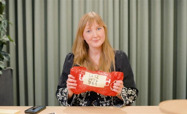 Ung kvinne viser hvordan du pakker inn en pakke