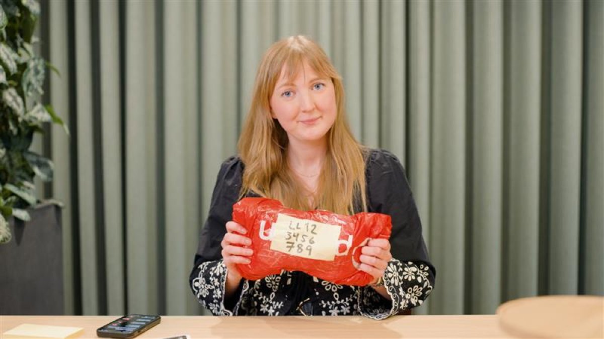 Ung kvinne viser hvordan du pakker inn en pakke