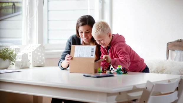 Mor og sønn titter forventningsfulle opp i en liten eske