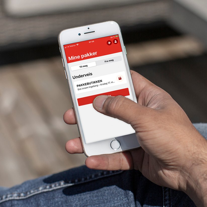 Hånd med Posten-appen på mobil